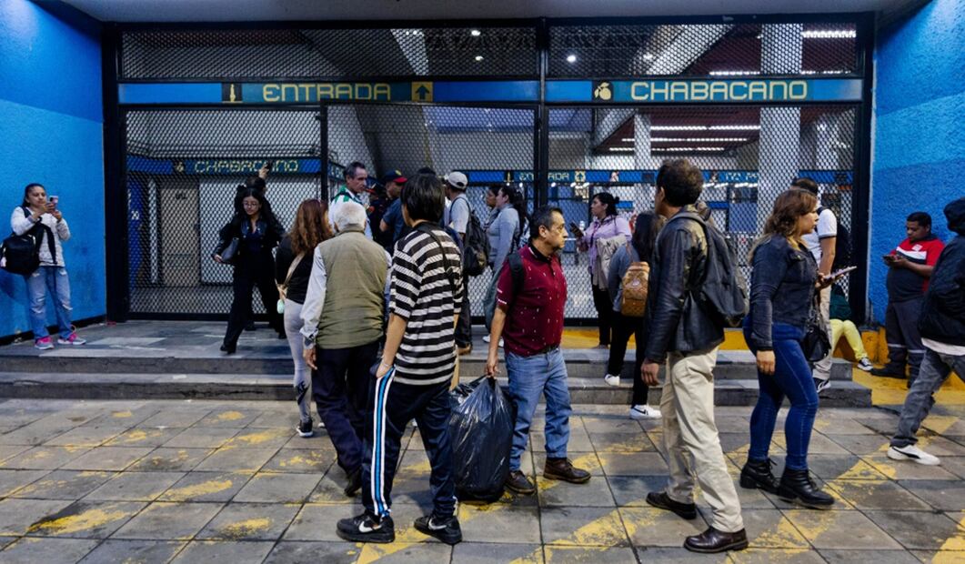 La Línea 2 del Metro reanudó servicio tras quedar suspendido por un cortocircuito- Foto: Hugo Salvador/EL UNIVERSAL