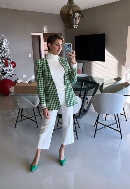 Mariana Rodríguez te enseña cómo llevar un traje formal con tenis