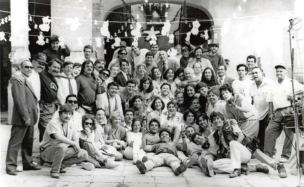 Equipo técnico y elenco en la foto del recuerdo en locación. Foto: Alameda Films