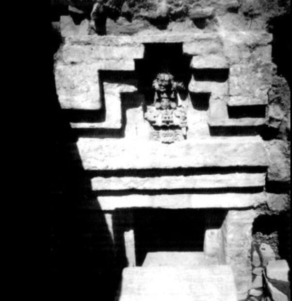 Un ídolo, un penacho y coloridos jeroglíficos: el hermoso hallazgo de tumba de Monte Albán