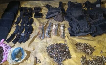 Realizan operativos terrestres en dos municipios de Sinaloa; aseguran 39 tubos de emulsión explosiva, equipo táctico, cargadores y armas