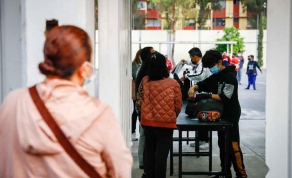 Revisan mochilas a alumnos de secundaria de la CDMX tras amenaza de tiroteo 