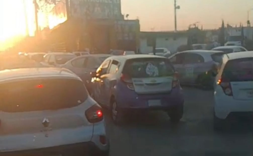 Las unidades de transporte público se concentran en el Boulevard Tultitlán.
Foto: Especial.