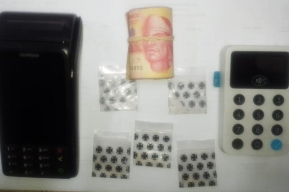 Cae sujeto que intentó estafar a una persona con rollo de billetes falsos en inmediaciones del Metro Hidalgo