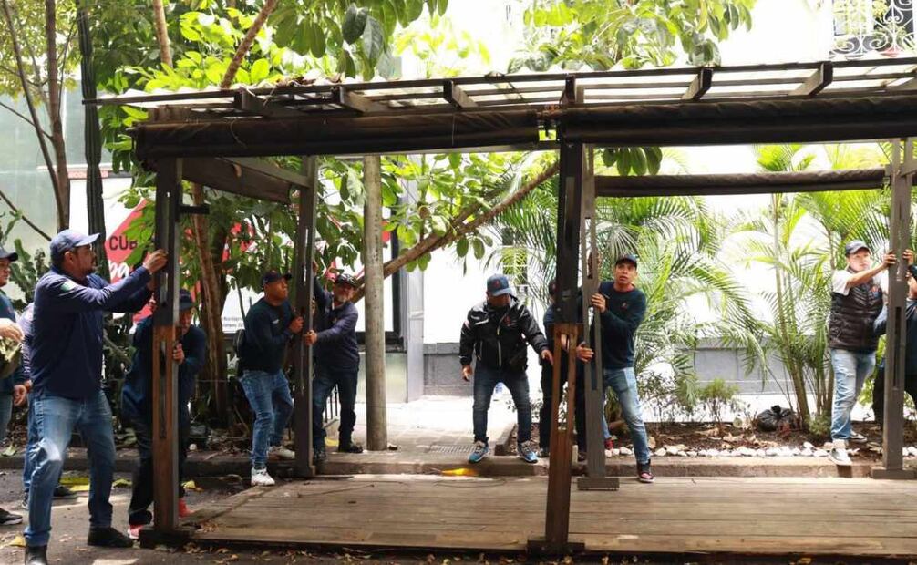 Retiran estructuras sin permiso de colocación (19/06/2025). Foto: Especial