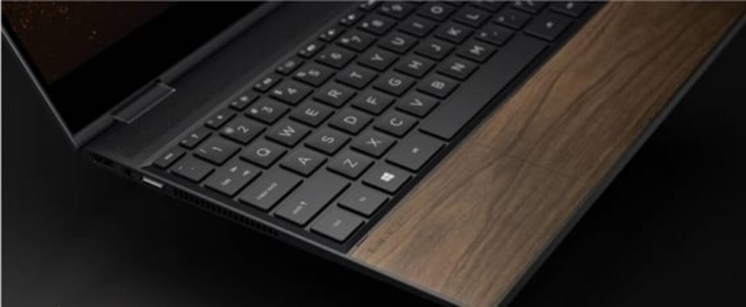 Lanzan laptop elaborada con madera