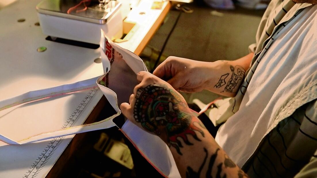 En su taller de diseño, Camilo Morales da un segundo uso y vida a materia prima, que “se da en los postes”, la cual en unos 90 días será desechada y acumulada en el desperdicio. Foto: Atenea Campuzano 