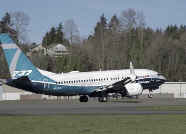 Avión de Alaska Airlines pierde una ventana en pleno vuelo en EU; aerolínea inmoviliza sus Boeing 737-9