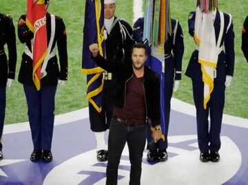 Luke Bryan interpreta el himno de EU previo al Super Bowl LI