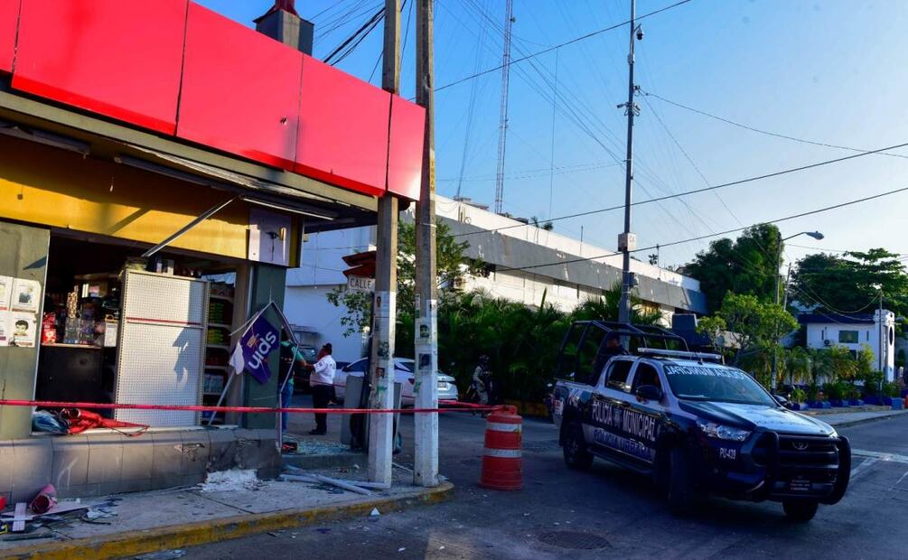 La explosión afuera del Oxxo de Acapulco, Guerrero  dejó graves daños en el establecimiento (21/02/2025). Foto: CARLOS CARBAJAL / CUARTOSCURO.COM