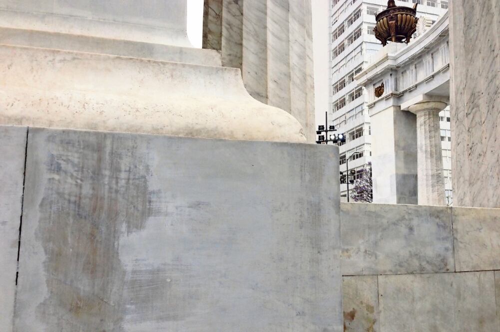 Los daños son visibles en varios puntos del Monumento a Juárez. (FOTO: ABIDA VENTURA. EL UNIVERSAL)