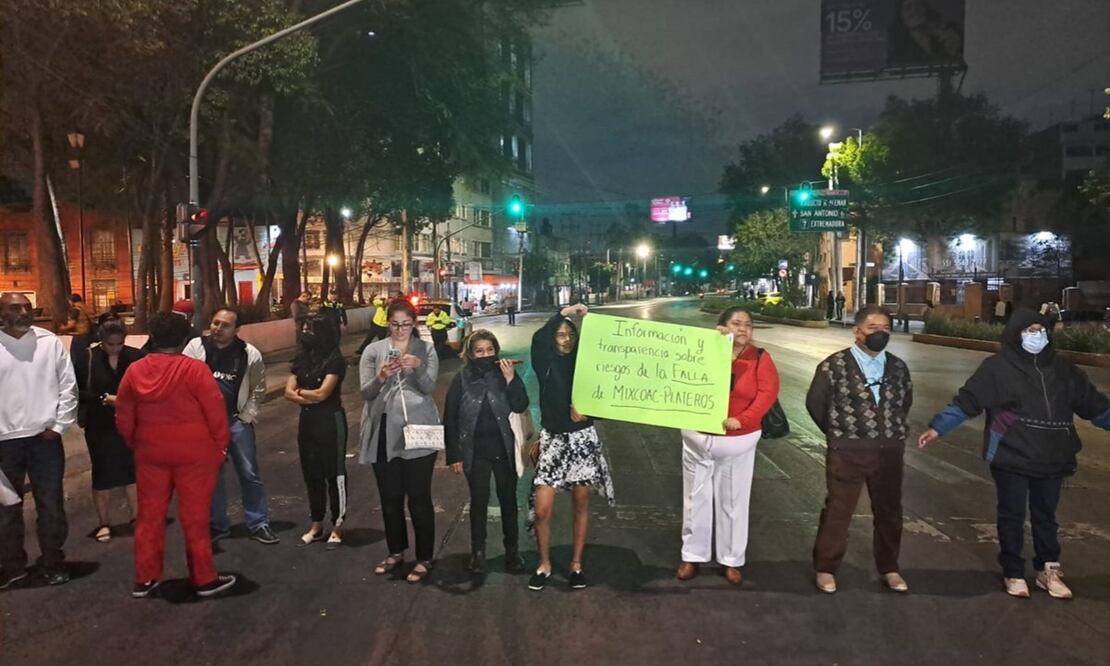 Vecinos se manifiestan en Patriotismo. Foto: Juan Carlos Williams / EL UNIVERSAL