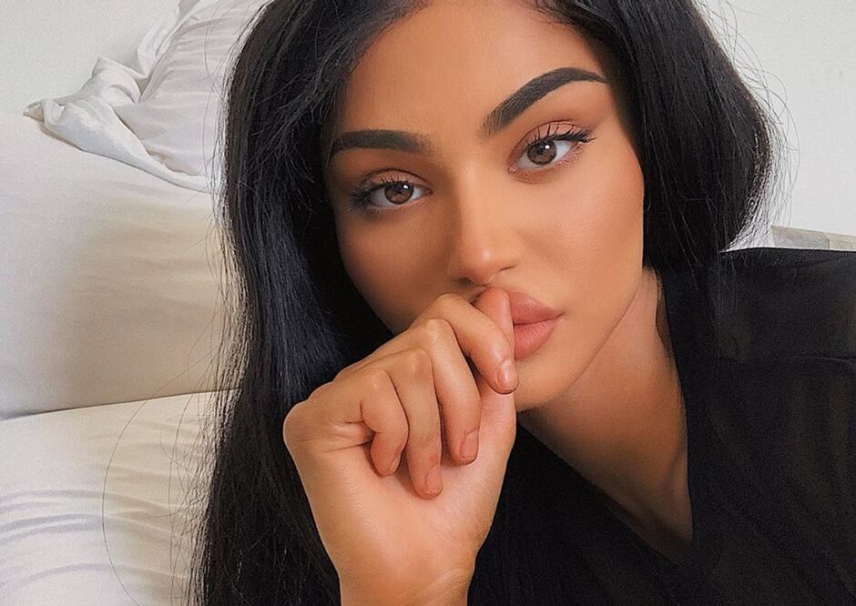 Encontramos a la doble de Kylie Jenner. ¡Están idénticas!