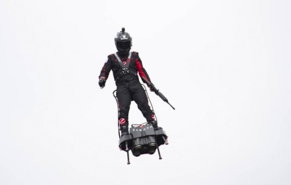 Francia presenta “soldado volador” durante desfile militar