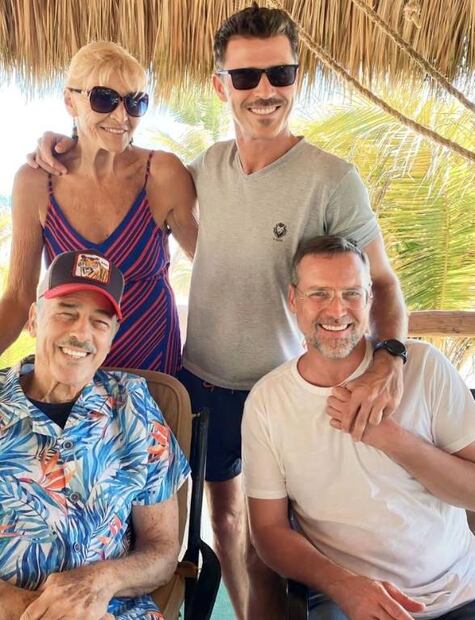 Leonardo García recuerda a su padre con esta foto familiar a un año de la muerte de Andrés García.