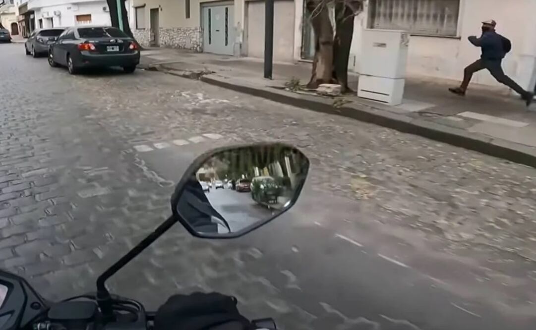 Un motoquero que volvía a su casa tras un día de trabajo en su moto, devolvió un celular robado y su video fue viral. Foto: Tomada del video 