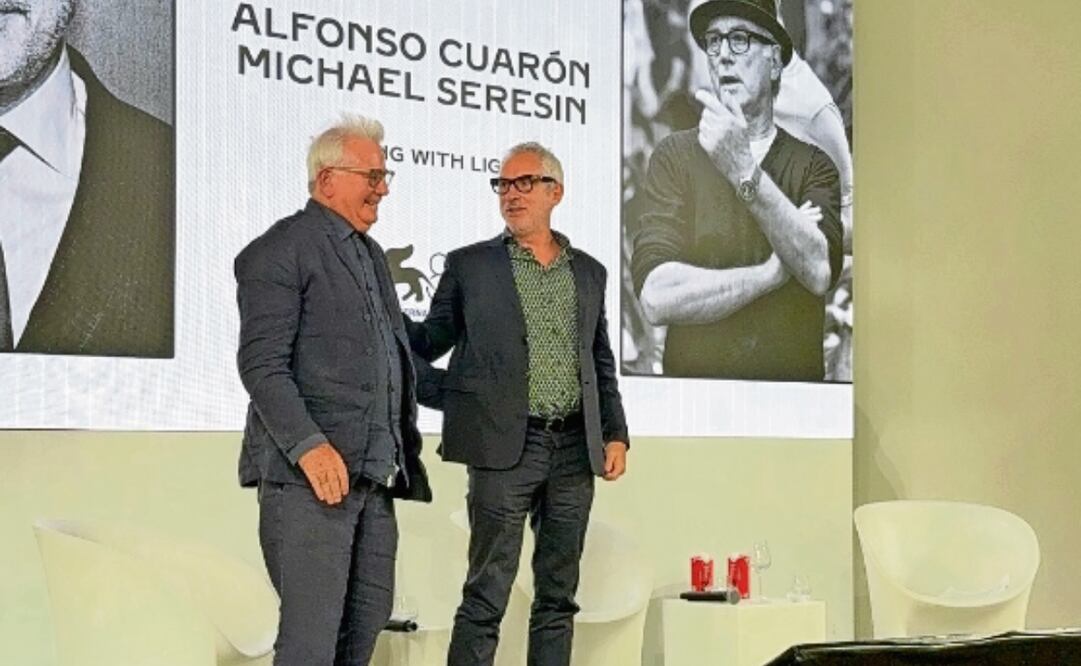 Michael Seresin y el director de Y tu mamá también recordaron momentos de su trabajo juntos, las coincidencias de sus quehaceres y hasta brindaron con vino de la marca del cinefotógrafo. Foto: Alejandra Musi / EL UNIVERSAL