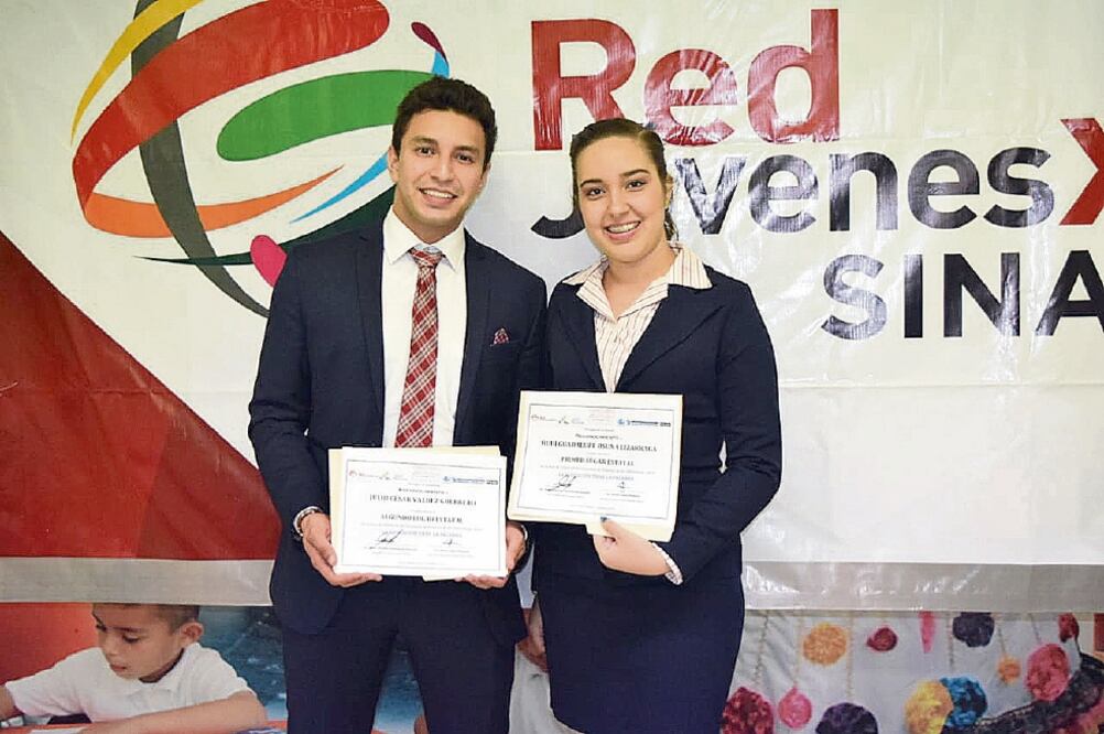Los ganadores del primero y segundo lugar del certamen, Rubí Guadalupe Osuna, y Julio César Valdez, estudiante de la Universidad Autónoma de Occidente. Foto: JAVIER CABRERA. EL UNIVERSAL