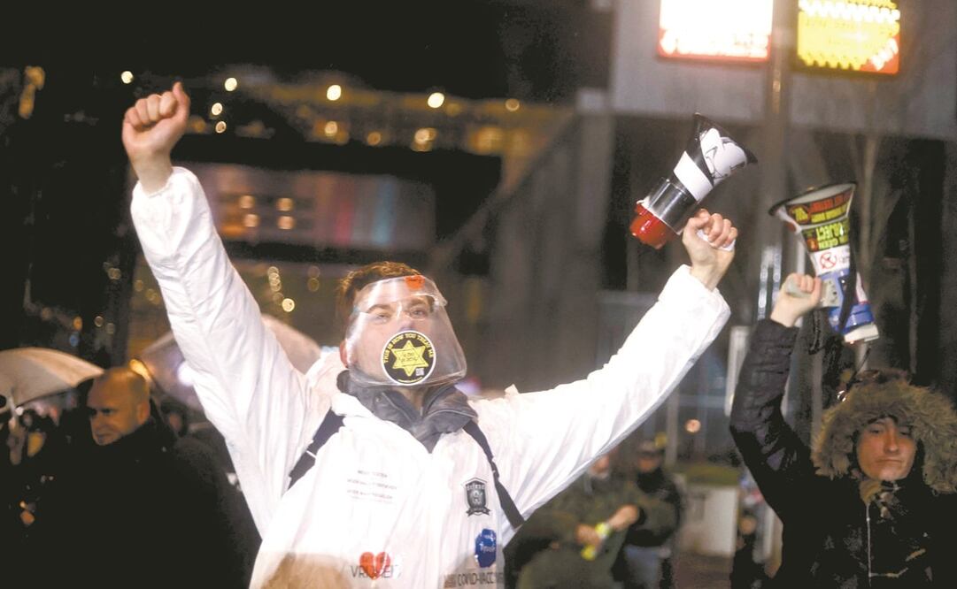 Asistentes a una protesta contra las restricciones por el coronavirus en La Haya, el pasado 26 de noviembre. Foto: Kenzo Tribouillard. AFP