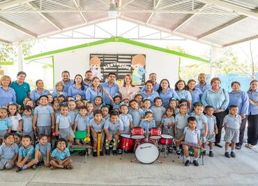 Entregan beca a profesor de "Alondrita de la Parra" para un diplomado de música
