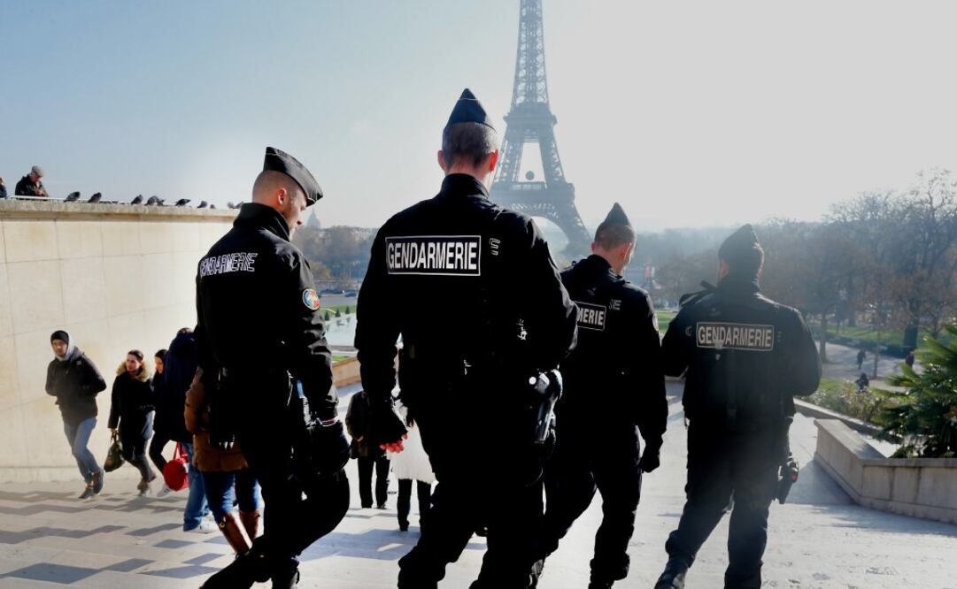 Oficiales de la gendarmería francesa patrullan cerca de la Torre Eiffel, en París. Foto: AP