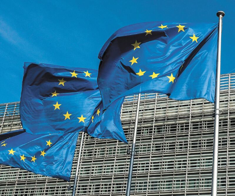 Tres banderas de la UE, frente al edificio Berlaymont, sede de la Comisión Europea en Bruselas. JULIEN WARNAND. EFE  