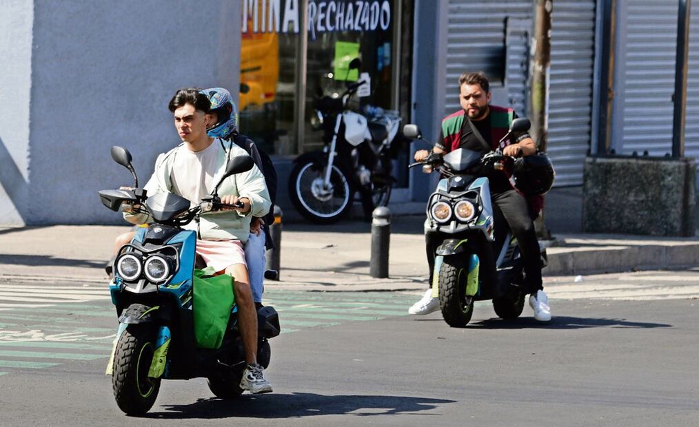 Motociclista circulan sin casco violando el reglamento de tránsito en la Ciudad de México. Foto: Carlos Mejía archivo/EL UNIVERSAL
