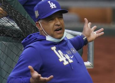 ¿Es Roberts el culpable de la derrota de Dodgers en el Juego 4 de la Serie Mundial?
