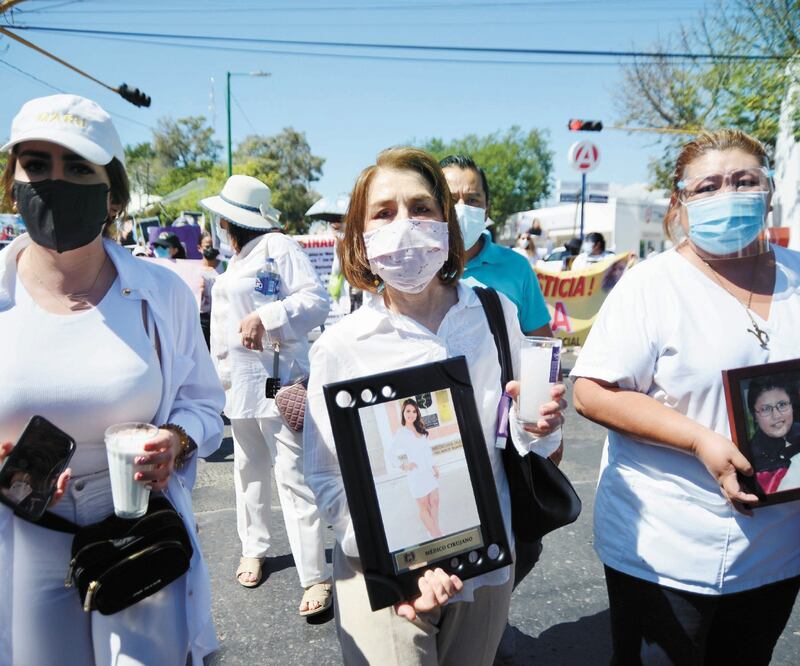 La madre de Mariana, Lourdes Dávalos (centro), encabezó ayer la movilización en Tuxtla Gutiérrez. JACOB GARCÍA. EL UNIVERSAL