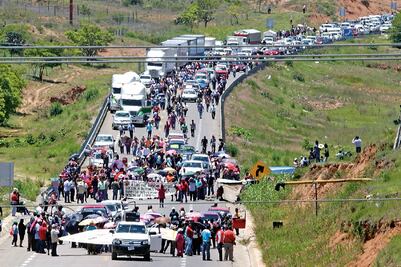 Con caravana, llevan víveres a familias  de Nochixtlán 