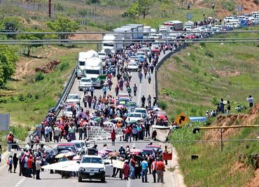 Con caravana, llevan víveres a familias de Nochixtlán