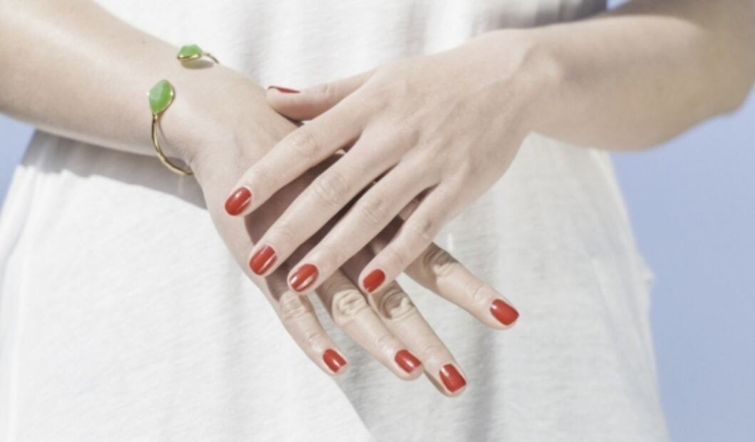 De esta manera puedes hacerte uñas de gel en casa 