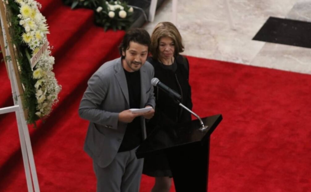 Diego Luna despide en Bellas Artes a su padre, el escenógrafo Alejandro Luna