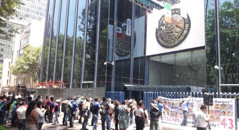 Familiares de los 43 protestan frente a PGR