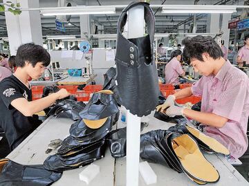 Aduanas se compromete a luchar contra contrabando de telas y calzado; destaca que afectan al mercado y reducen la recaudación fiscal