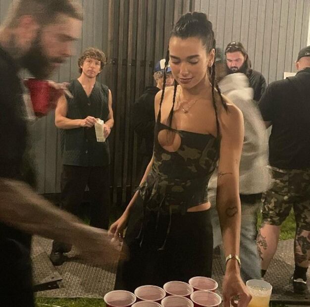 Dua Lipa se luce con sexy corset con estampado de camuflaje
