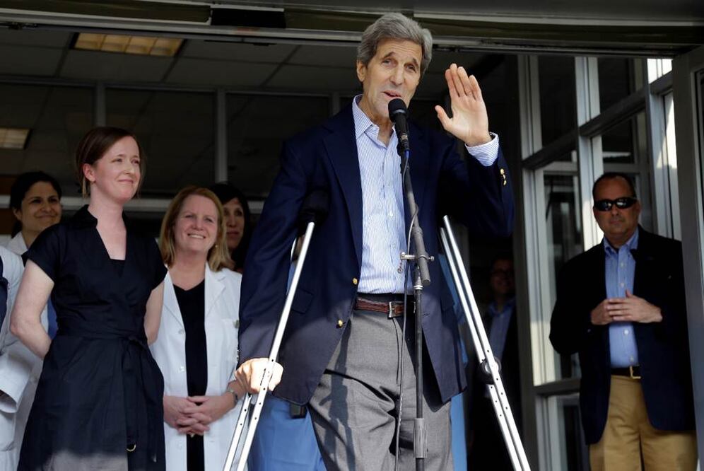 "Es realmente maravilloso solo el hecho de salir, ver el verano", afirmó Kerry a la puerta del hospital apoyado en muletas  Foto: AP