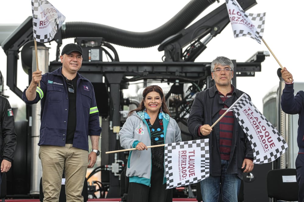 Clara Brugada da el banderazo de salida al Operativo Tlaloque Reforzado que incluye la entrega de camiones hidroneumáticos y nuevos vehículos para atender lluvias y fugas de agua. (Foto: especial)
