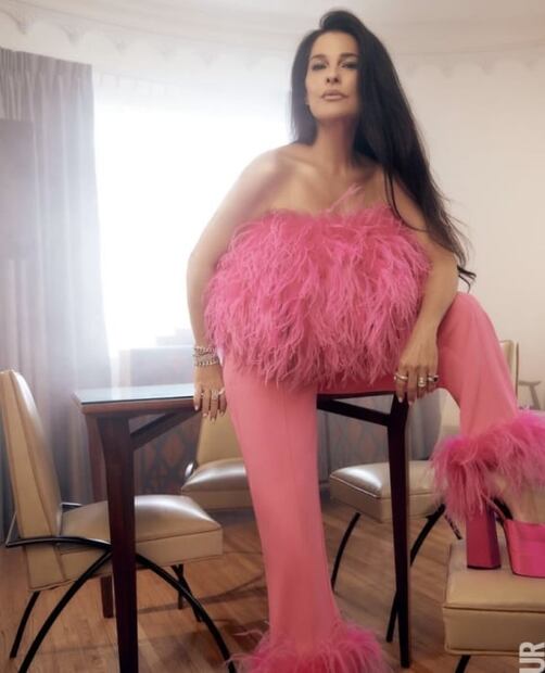 Martha Debayle y su conjunto oversize de terciopelo azul 