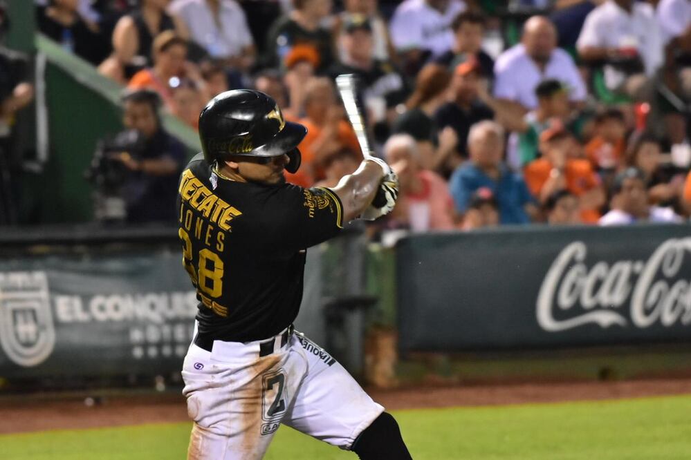 Un rally de tres carreras en el cuarto inning permitió que Leones venciera en el cuarto juego de la Serie del rey