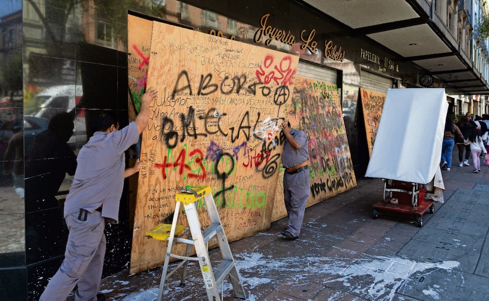Comercios del primer cuadro del Centro Histórico permanecieron cerrados tras los daños sufridos durante la manifestación del 2 de octubre. De acuerdo con el Consejo para el Desarrollo del Comercio en Pequeño (ConComercioPequeño SC), entre 25 y 30 establecimientos fueron saqueados y vandalizados. Foto: Hugo Salvador / EL UNIVERSAL