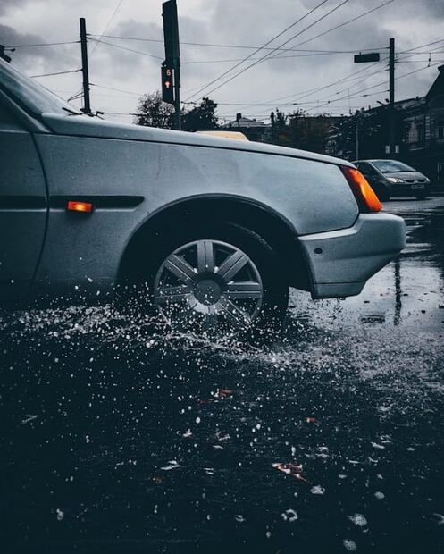 Cómo frenar correctamente cuando está lloviendo