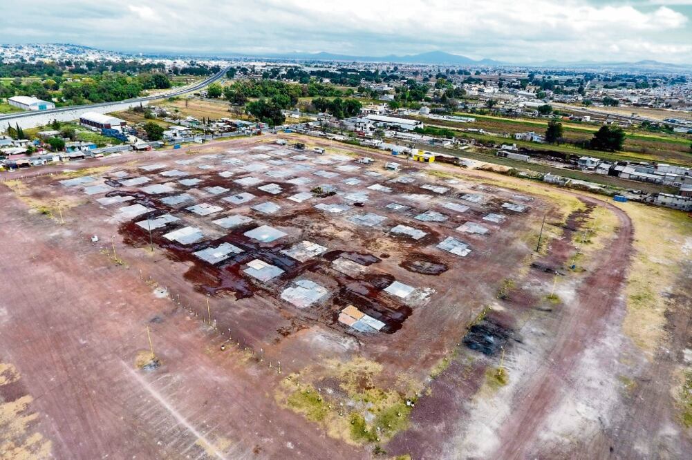 El mercado de San Pablito tenía 10 filas de 30 locales cada una, los negocios estaban distribuidos en módulos de cuatro y, tras el siniestro, quedó reducido a escombros. (GERMÁN GARCÍA. EL UNIVERSAL)