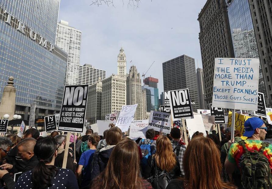 Varias personas se manifiestan con pancartas contra el presidente Donald J. Trump en Chicago. Foto: EFE/Kamil Krzaczynski