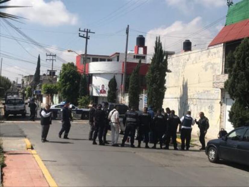 Hallan 6 cadáveres dentro de auto estacionado en Neza