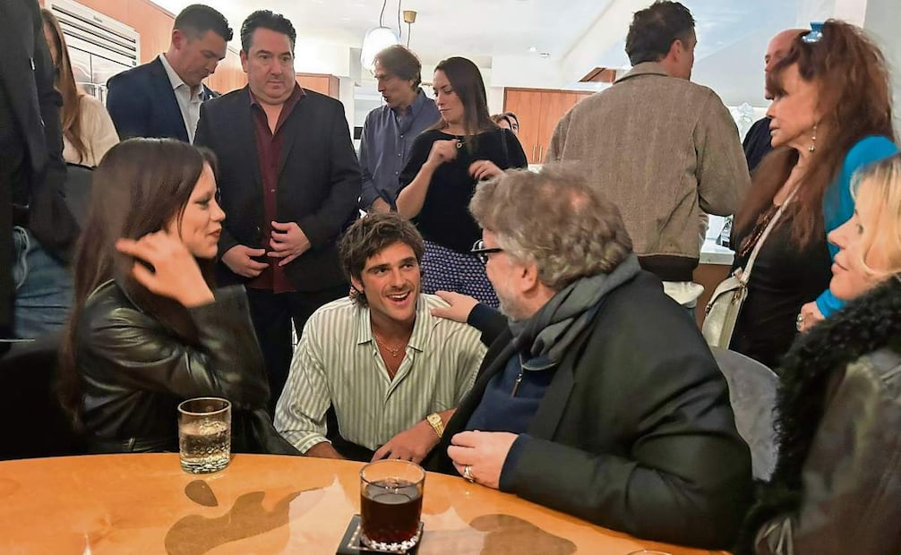 Guillermo del Toro platica con Jenna Ortega y Jacob Elordy. Foto: Mario Pacheco