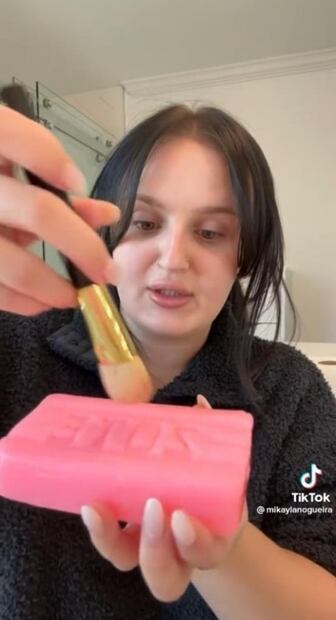 Limpiar las brochas con jabón Zote, la nueva tendencia en TikTok