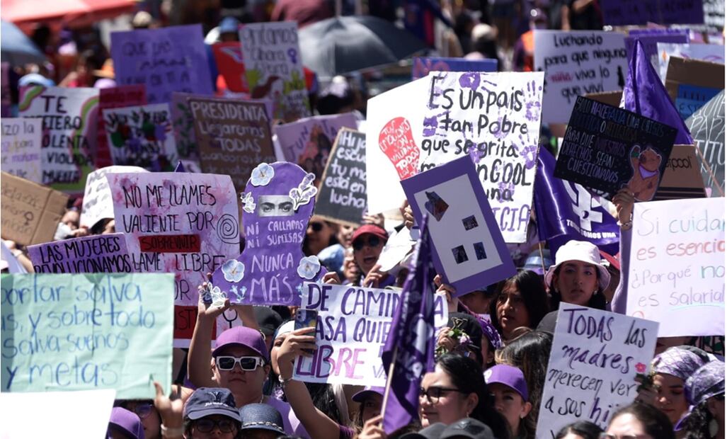 Mujeres marchan en la Ciudad de México en el marco del Día Internacional de la Mujer. Foto: Fernanda Rojas/ EL UNIVERSAL