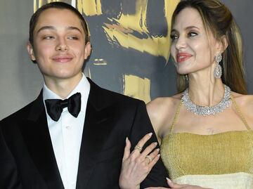 Angelina Jolie deslumbra en la alfombra roja junto a su hijo Knox