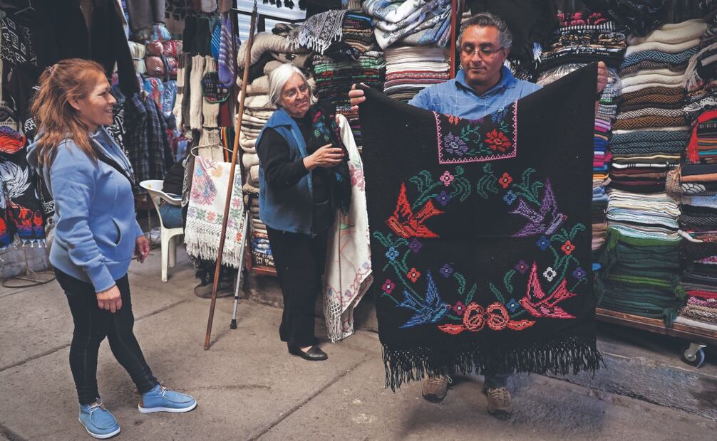 Desde hace varias décadas, la familia Yescas comercializa gabanes, cobijas, jorongos, suéteres, guantes y bufandas, aunque con el paso de los años han visto cómo disminuyen sus ventas. Foto: de Luis Camacho